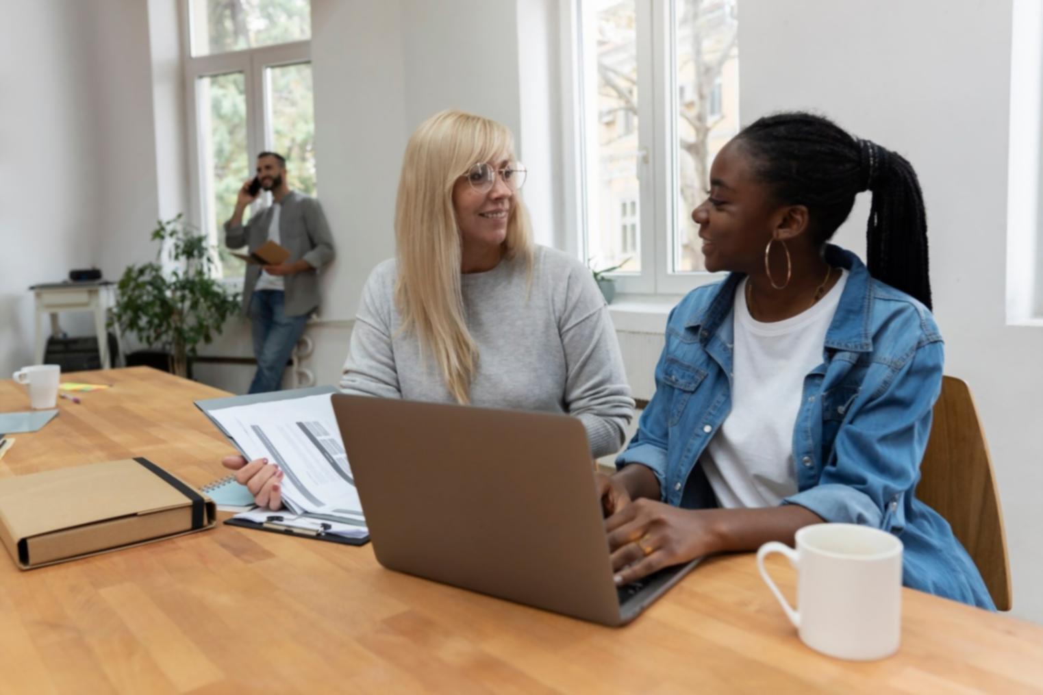 Salle de formation moderne avec équipements technologiques avancés